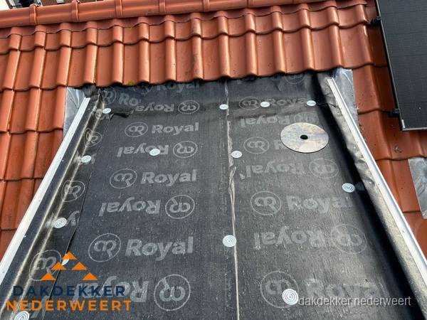 Nieuw dak met dakpannen en Royal onderlaag bij woning in Nederweert Nieuw dak met dakpannen en Royal onderlaag bij woning in Nederweert