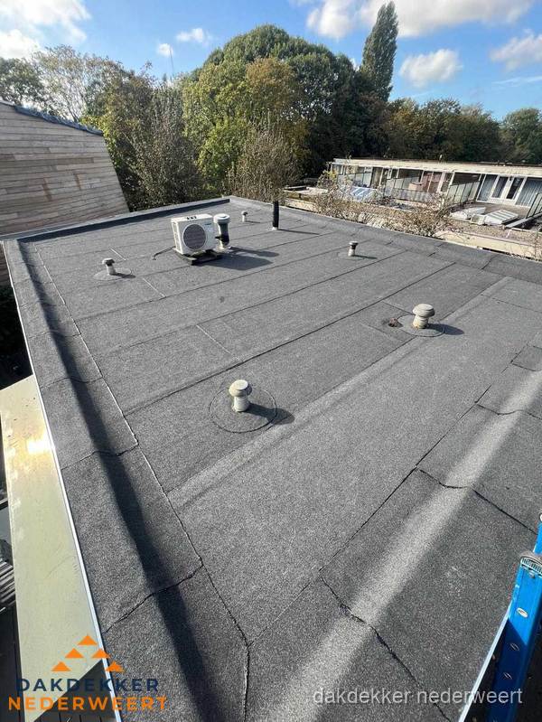 Kosten dakdekker: afgewerkt plat bedrijfsdak met bitumen in Nederweert Kosten dakdekker: afgewerkt plat bedrijfsdak met bitumen in Nederweert