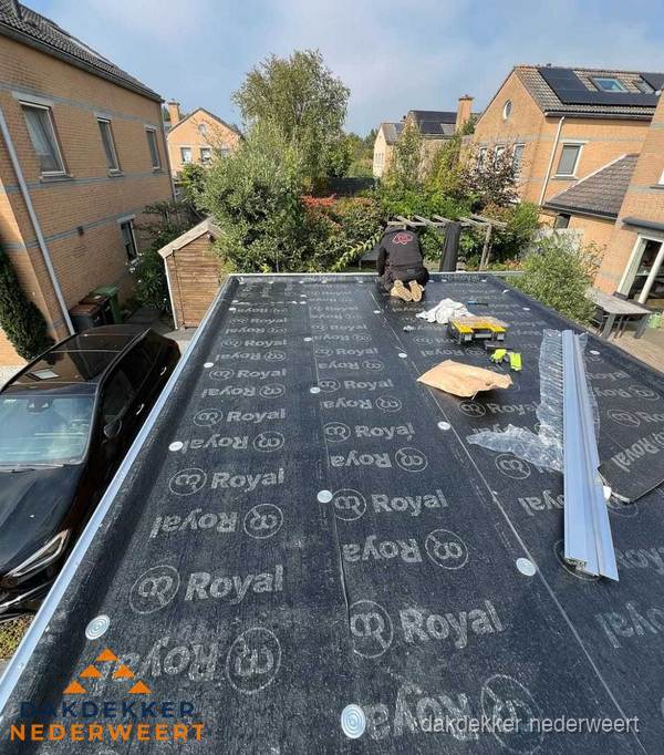 Dakdekker aan het werk op plat dak renovatie in Nederweert Dakdekker aan het werk op plat dak renovatie in Nederweert