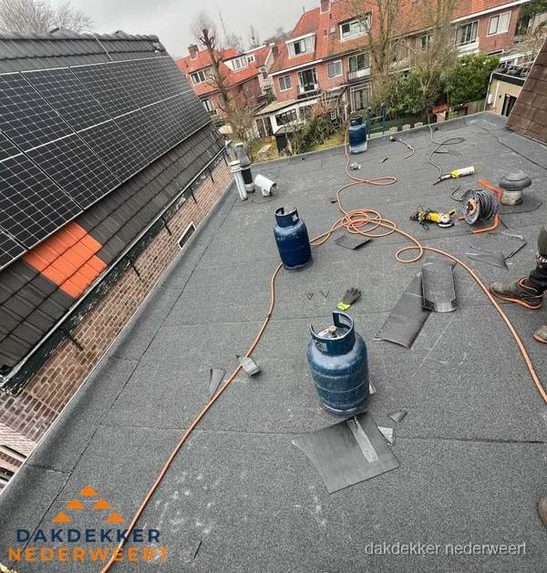 Daklekkage repareren met brandgereedschap op plat dak in Nederweert Daklekkage repareren met brandgereedschap op plat dak in Nederweert