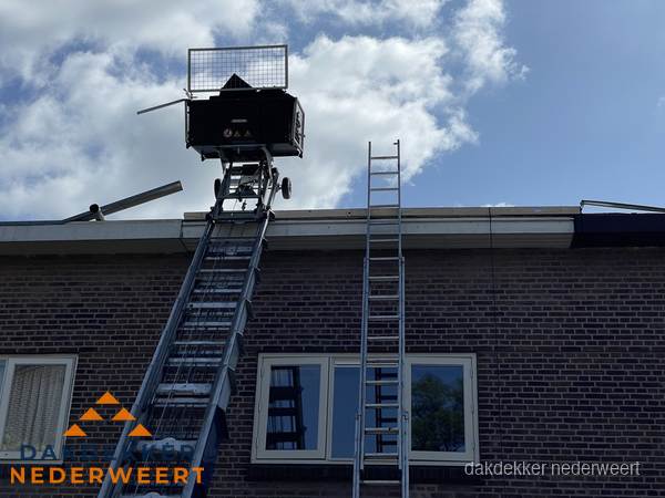 Ladderlift en ladder bij woning voor dakinspectie in Nederweert Ladderlift en ladder bij woning voor dakinspectie in Nederweert