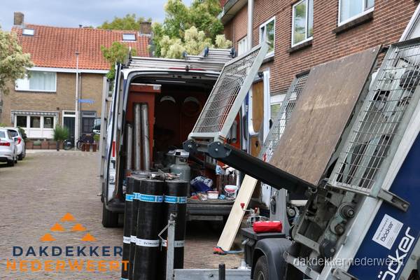 Dakdekkersbusje met materiaal en ladderlift voor dakpannen vervangen in Nederweert Dakdekkersbusje met materiaal en ladderlift voor dakpannen vervangen in Nederweert