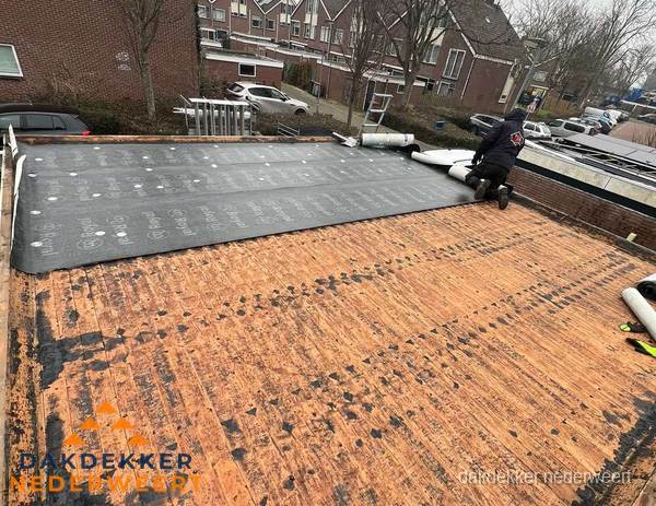 Dakdekker legt onderlaag op plat dak met houten constructie in Nederweert Dakdekker legt onderlaag op plat dak met houten constructie in Nederweert