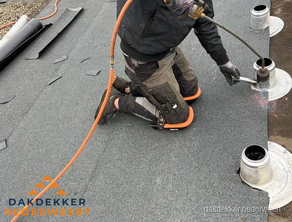 Dakdekker repareert bitumen dakleer bij dakdoorvoer in Nederweert Dakdekker repareert bitumen dakleer bij dakdoorvoer in Nederweert