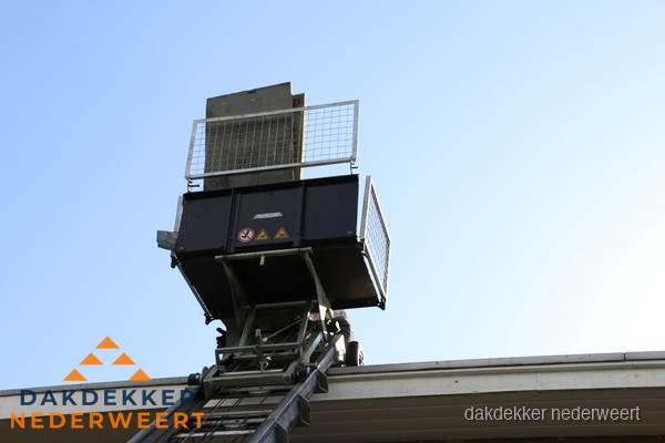 Dakdekkerslift voor materiaal transport bij dakwerkzaamheden in Nederweert Dakdekkerslift voor materiaal transport bij dakwerkzaamheden in Nederweert